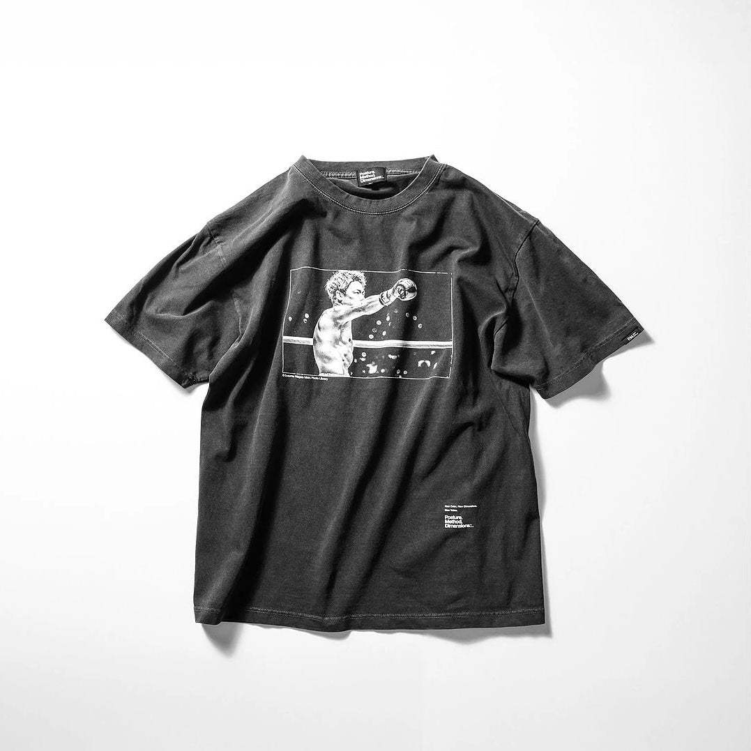武尊 引退記念 \ Posture_Method, Dimensions_ x Takeru Natural Born Krusher 2026 Tee "CHARCOAL"