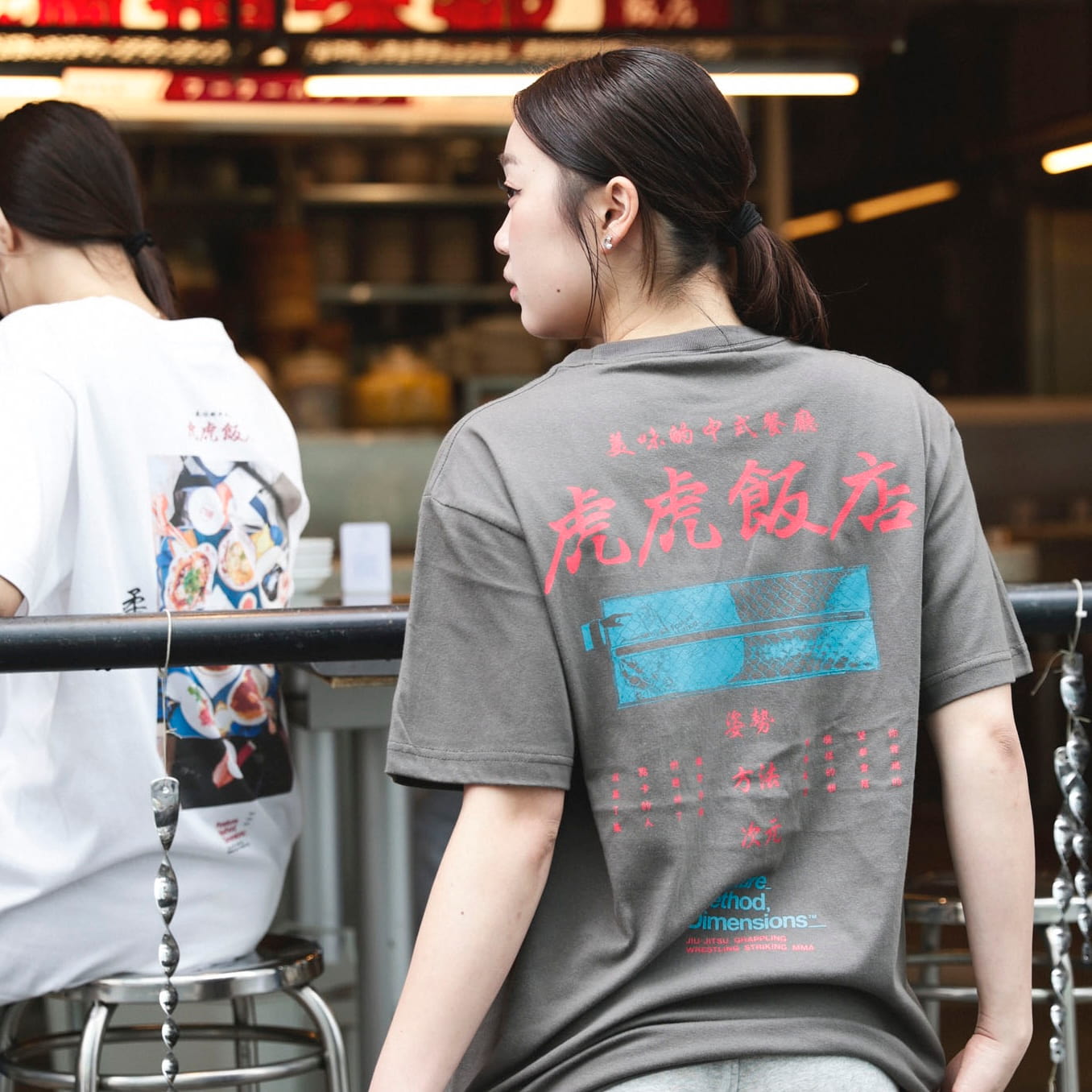 WIRE SHELF CAMERA TEE / Charcoal Gray
